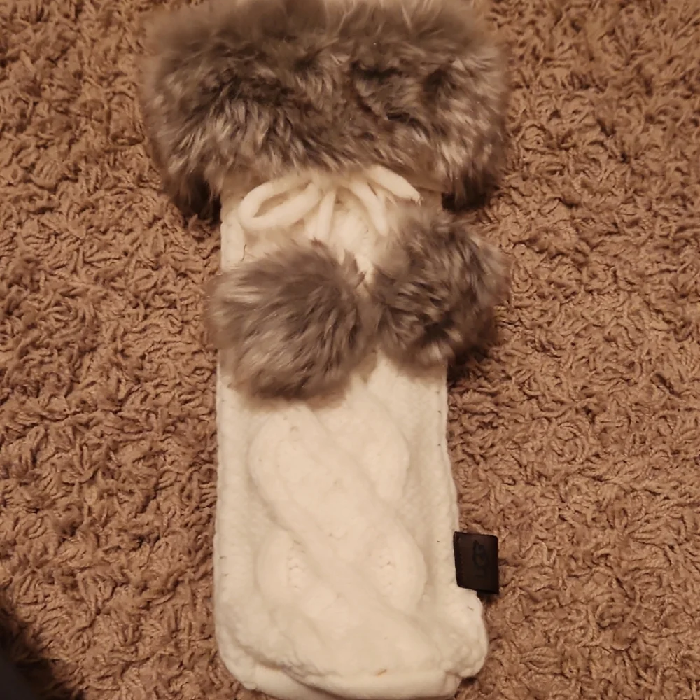 UGG Cable Knit Cream Wine Bottle Holder with Faux Fur Trim